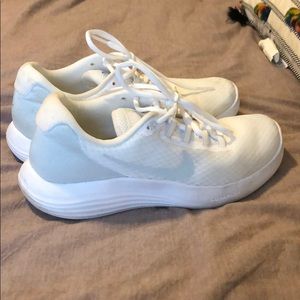 White Nike’s 8.5